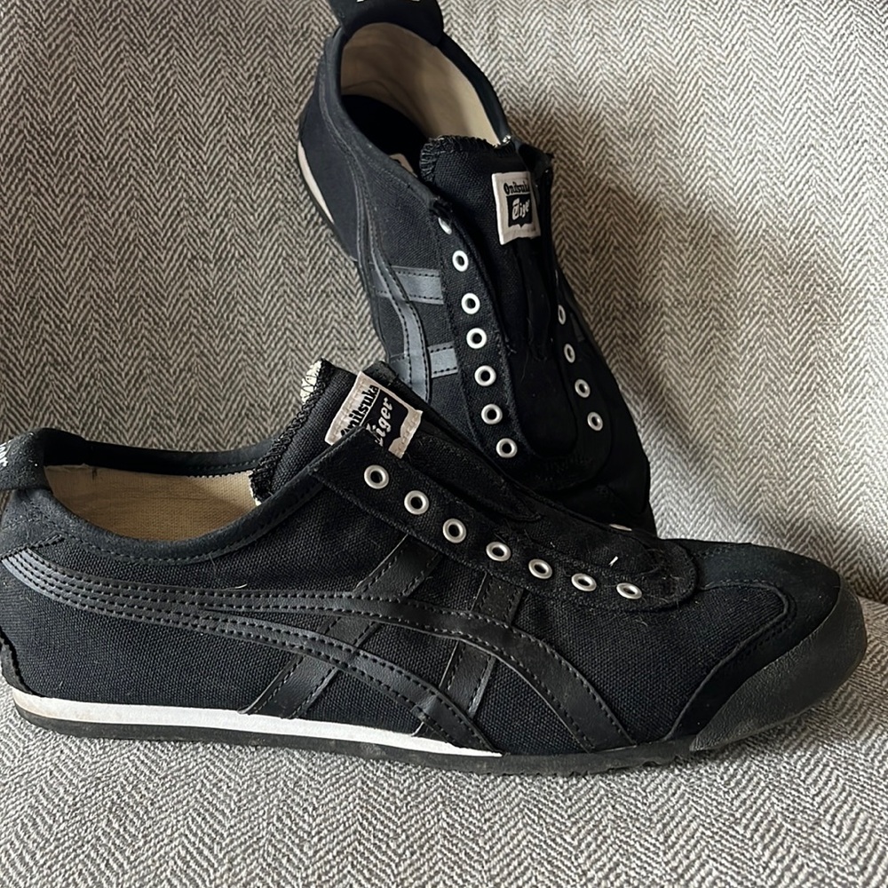 Onitsuka Tiger D3K0Q slip on sneaker in mens 9.5. Black. Excellent condition.